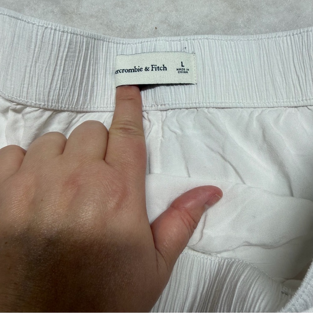 Abercrombie & Fitch High Waist Cream Shorts - Picture 3 of 8